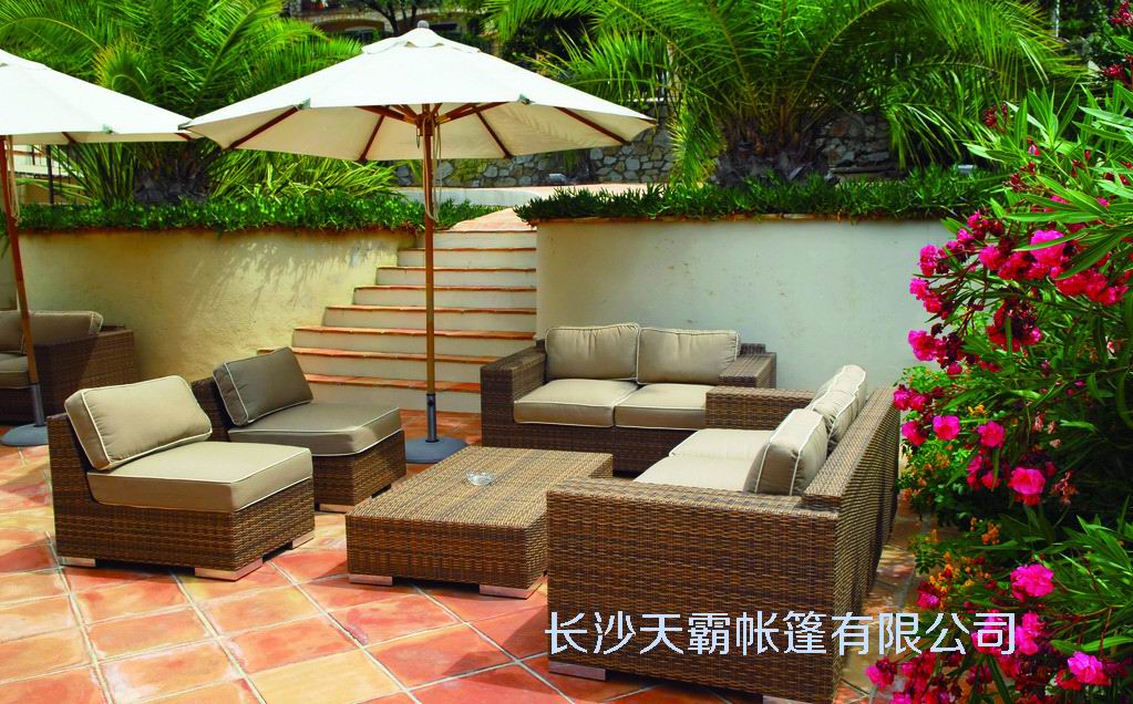 遮陽傘搭配休閑桌椅滿足你對(duì)庭院生活的一切想象