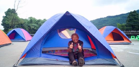 露營(yíng)帳篷，是他們的臨時(shí)港灣