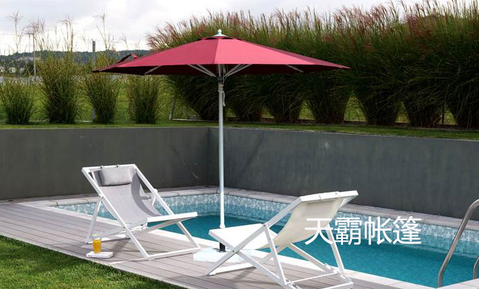 家中有下沉式庭院，那你需要配上休閑傘和桌椅